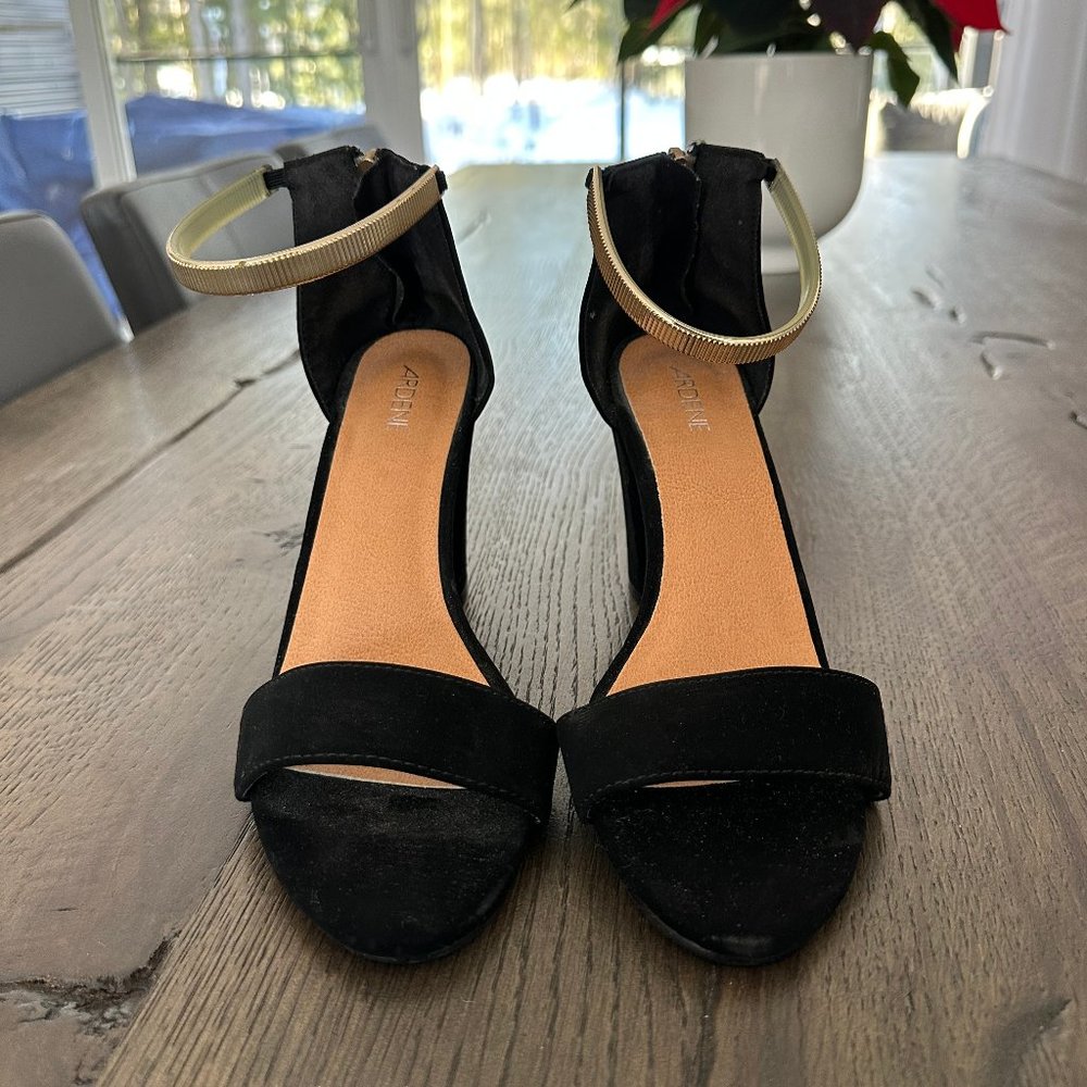 Black heels with gold details